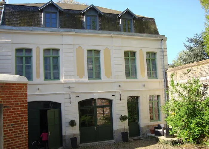 La Cour Des Carmes